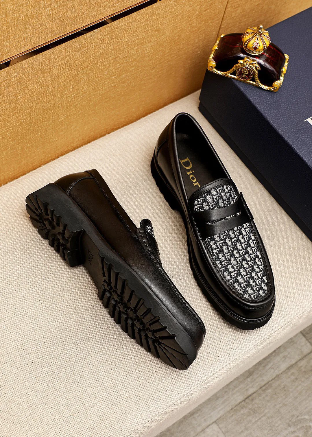 Men's shoes 💰460 💐 Product trademark: Dior "Dior" casual leather shoes Regular size: 39-44 (38.45🉑️customized) Product materials: Selected original fabric uppers imported from Italy, imported water-dyed 🐂 cowhide lining. Strong three-dimensional visual effect, foam outsole Color: 1⃣️color optional